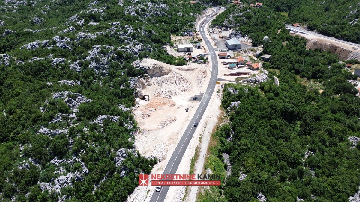 Na prodaju urbanizovan plac uz magistralu, 3 km od Cetinja